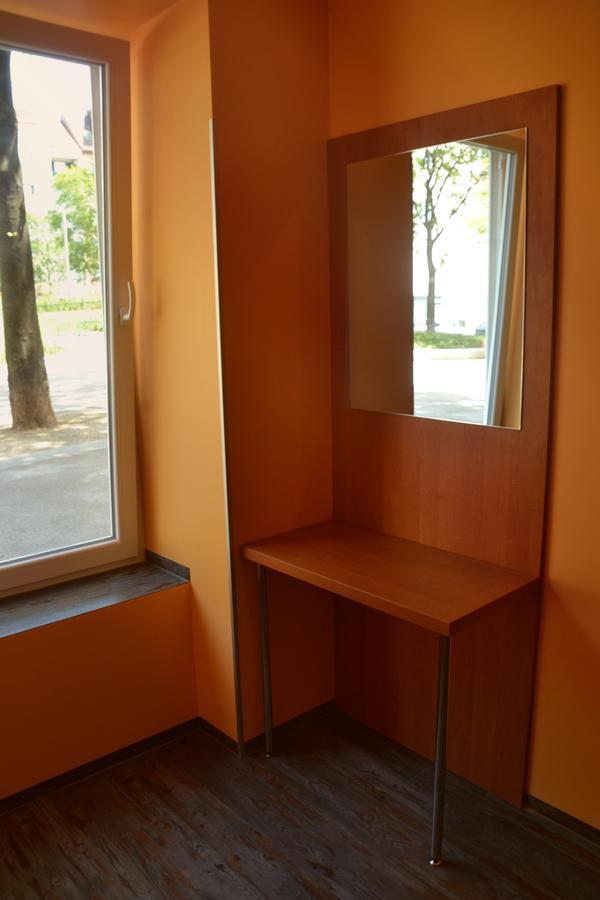 Do Step Inn Central - Self-Service-Hostel Відень Екстер'єр фото